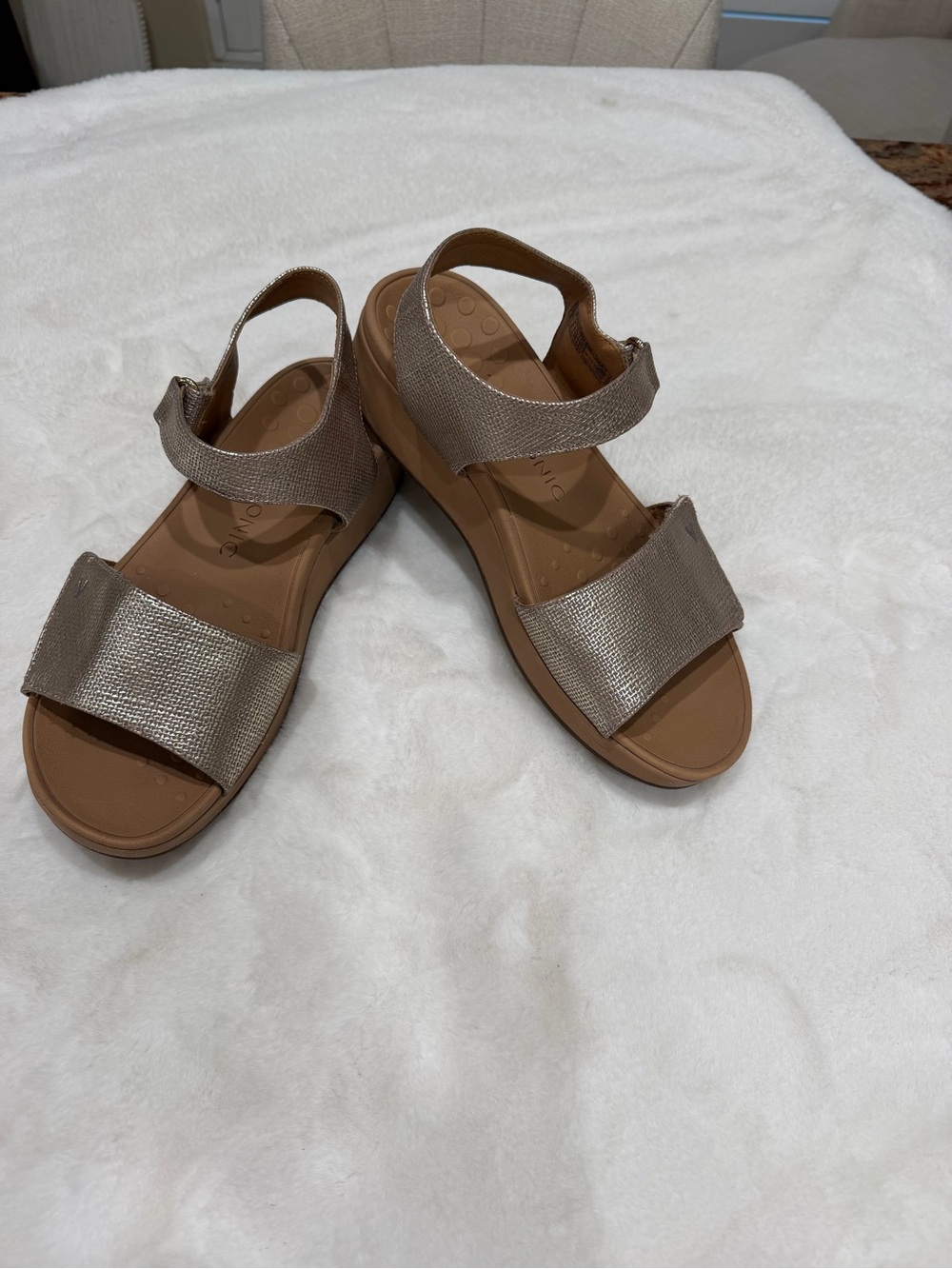 Vionic Metallic Goldtone Tweed Adjustable Slingback Sandals Size 8